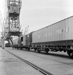 171577 Afbeelding van de overslag van containers van United States Lines in de Prinses Margriethaven te Rotterdam.